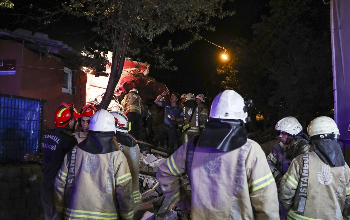 İstanbul'da faciadan dönüldü! Sarıyer’de kamyon gecekondunun üzerine düştü, 4 kişi yaralandı