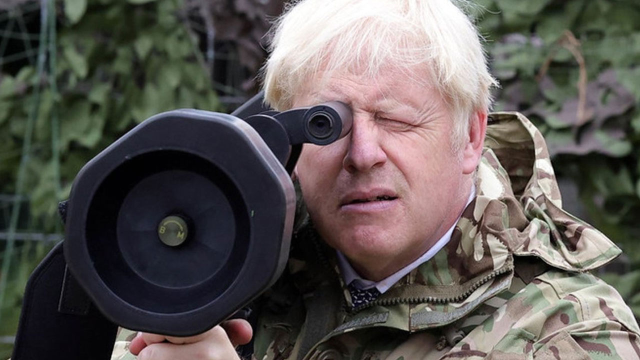Ukraynalı askerleri ziyaret eden Boris Johnson el bombası attı
