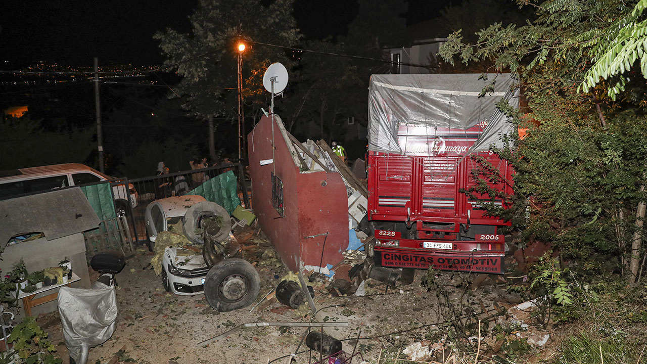 İstanbul'da faciadan dönüldü! Sarıyer’de kamyon gecekondunun üzerine düştü, 4 kişi yaralandı
