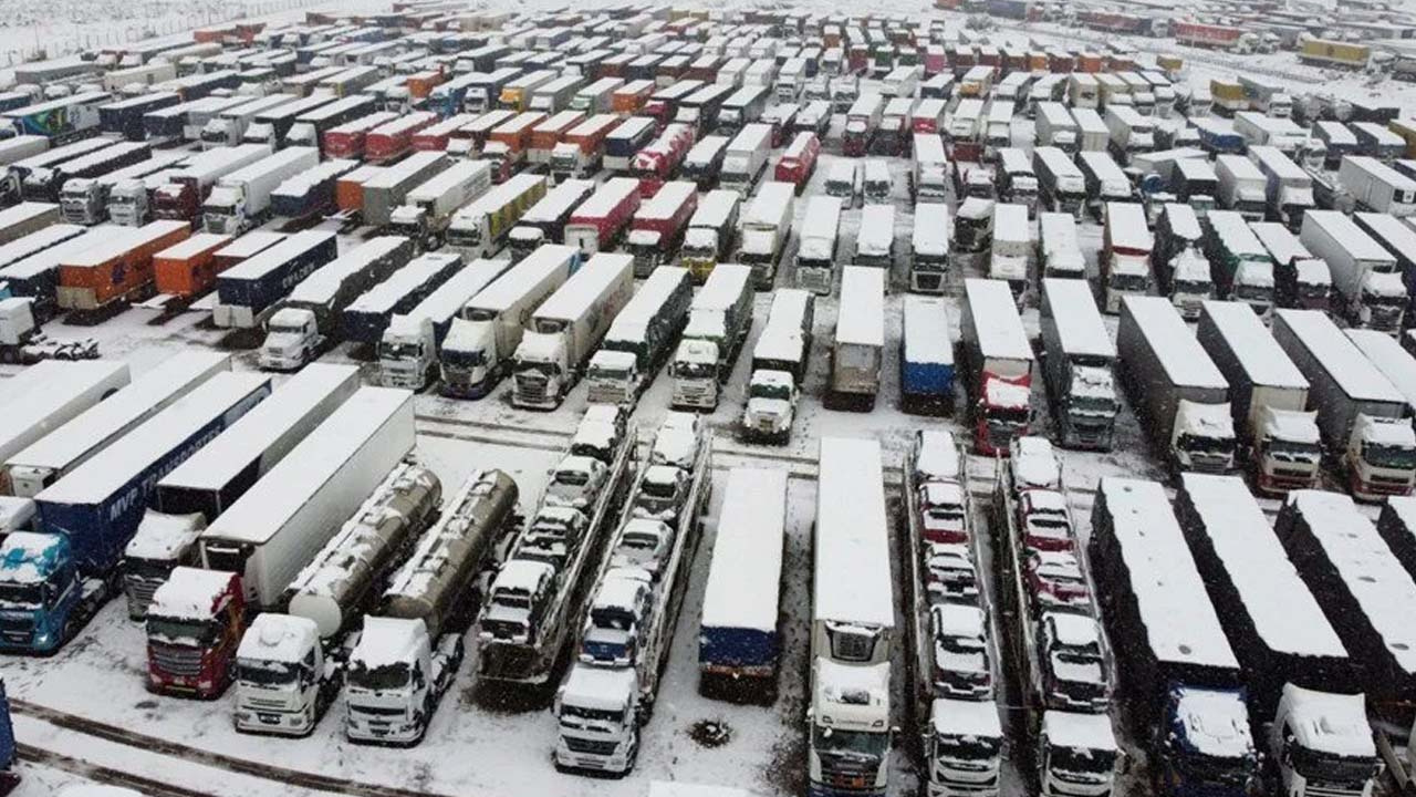 Avrupa yanarken gelen fotoğraflara bakın binlerce araç kar fırtınası esaretinde