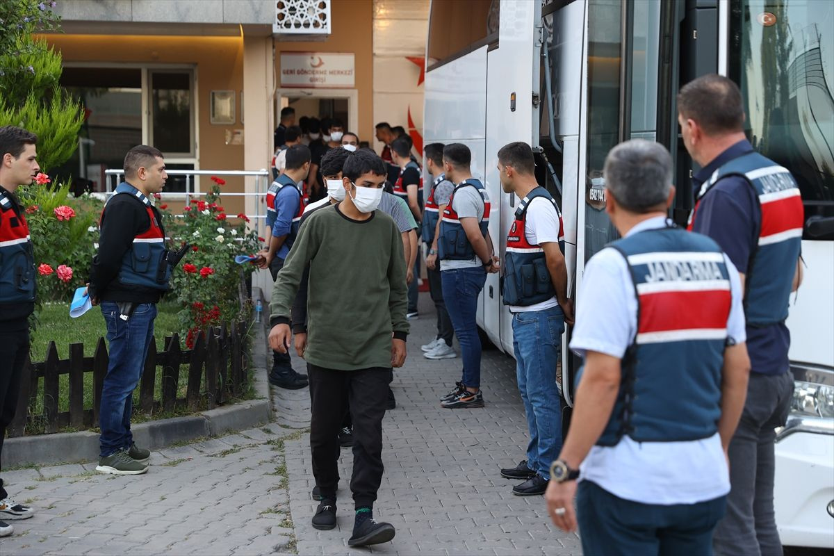 215 kaçak Afgan, sınır dışı ediliyor! Edirne'den İstanbul'a böyle gönderildiler