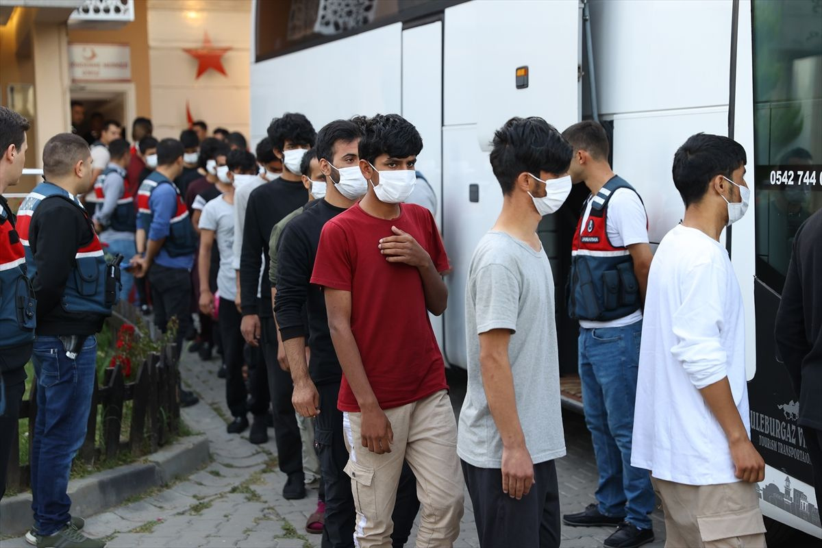 215 kaçak Afgan, sınır dışı ediliyor! Edirne'den İstanbul'a böyle gönderildiler