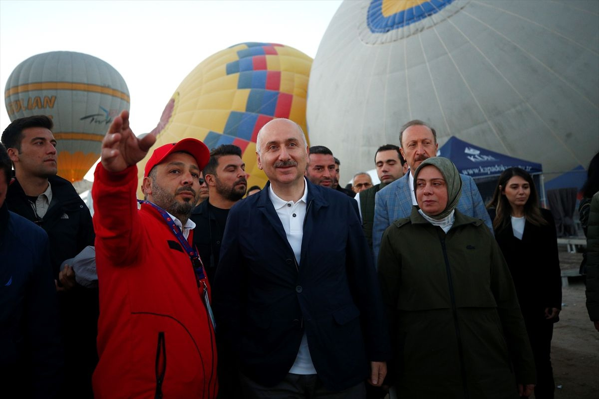 Ulaştırma Bakanı Karaismailoğlu, Kapadokya'da BALONFEST 2022'de yerli sıcak hava balonuyla uçtu