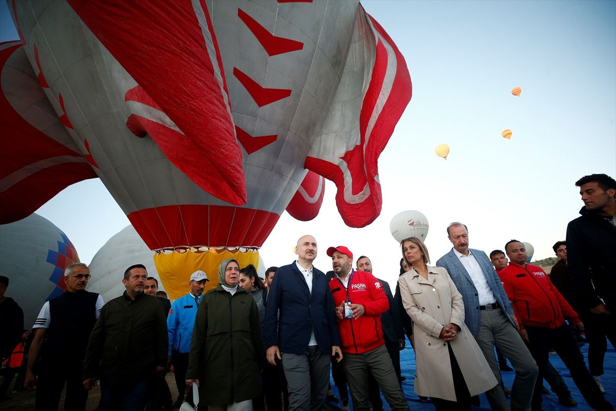 Ulaştırma Bakanı Karaismailoğlu, Kapadokya'da BALONFEST 2022'de yerli sıcak hava balonuyla uçtu