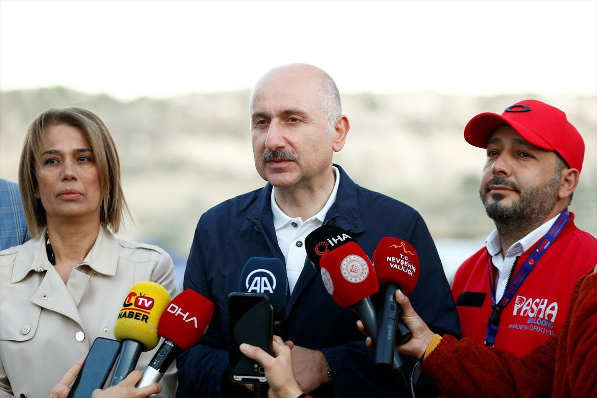 Ulaştırma Bakanı Karaismailoğlu, Kapadokya'da BALONFEST 2022'de yerli sıcak hava balonuyla uçtu