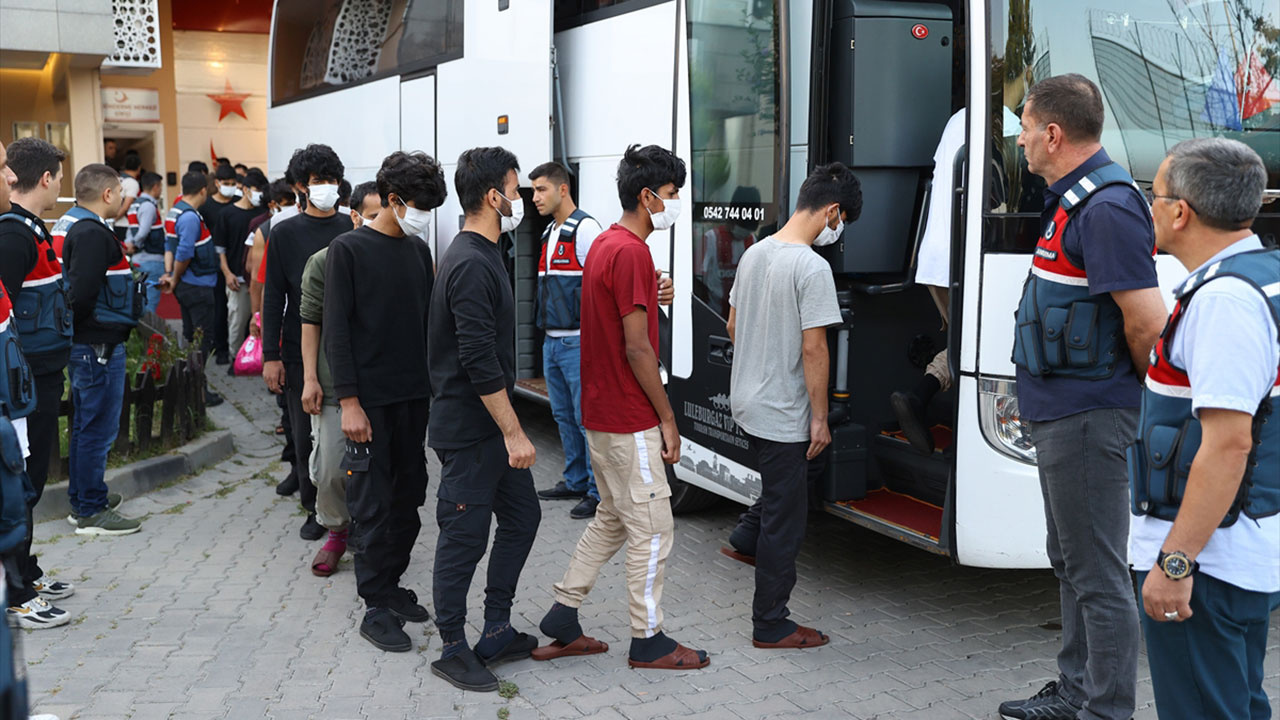 215 kaçak Afgan, sınır dışı ediliyor! Edirne'den İstanbul'a böyle gönderildiler