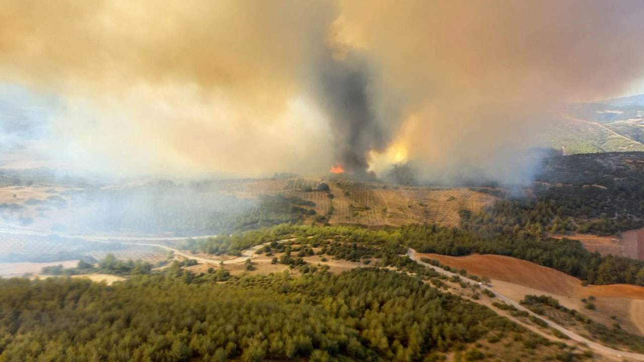 Manisa ve Kütahya'da orman yangını! 20 ev boşaltıldı, 40 kişi tahliye edildi