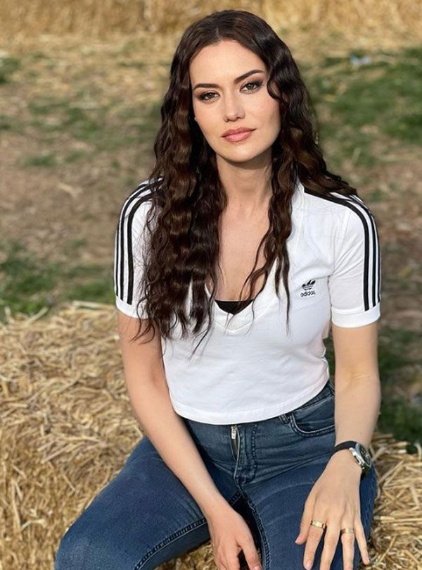 Fahriye Evcen'in kız kardeşini görenler güzelliğiyle büyülendi! Fahriye'den çok daha beğenildi