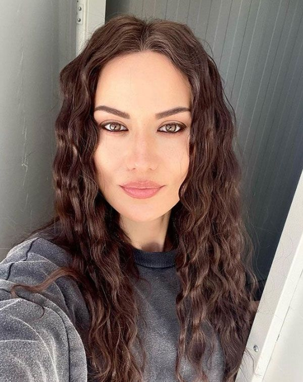 Fahriye Evcen'in kız kardeşini görenler güzelliğiyle büyülendi! Fahriye'den çok daha beğenildi