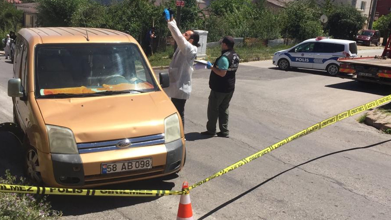 Sivas'ta ağaçtan erik toplayan iki çocuğa araba çarptı biri öldü