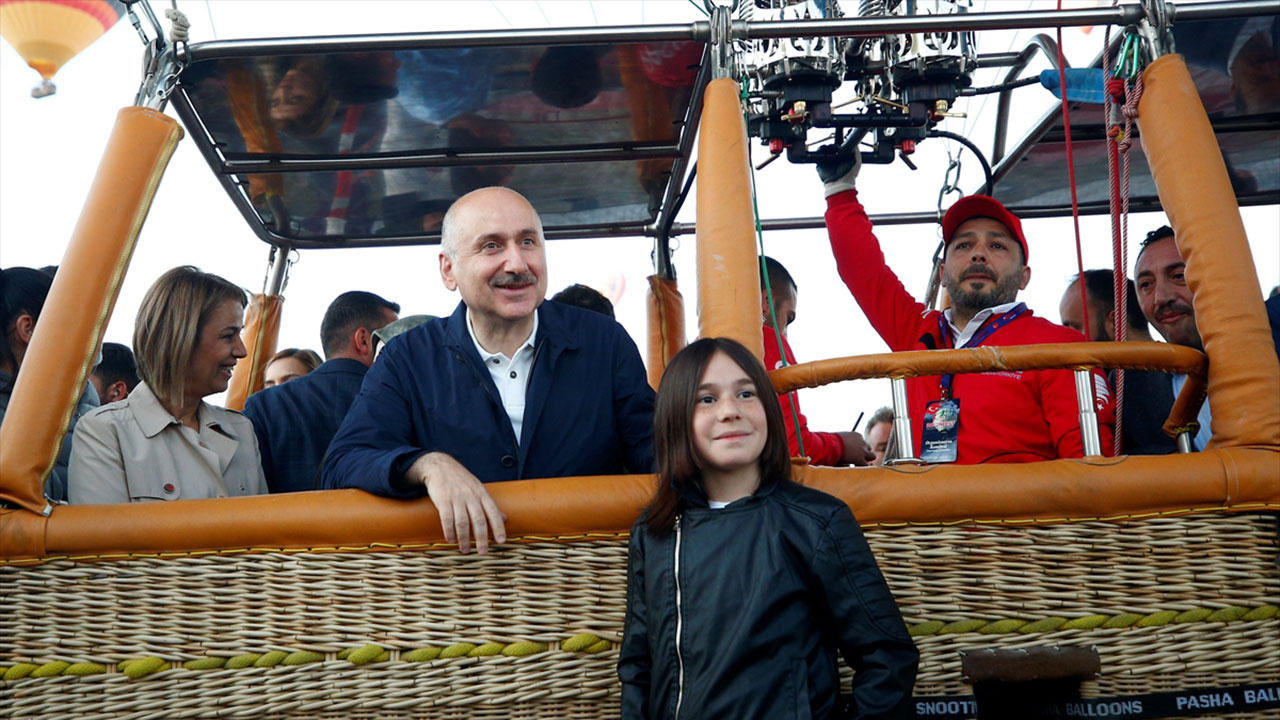 Ulaştırma Bakanı Karaismailoğlu, Kapadokya'da BALONFEST 2022'de yerli sıcak hava balonuyla uçtu