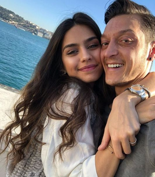 Mesut Özil'in eşi Amine Gülşe, dünyaca ünlü yıldıza öyle bir şey teklif etti ki...