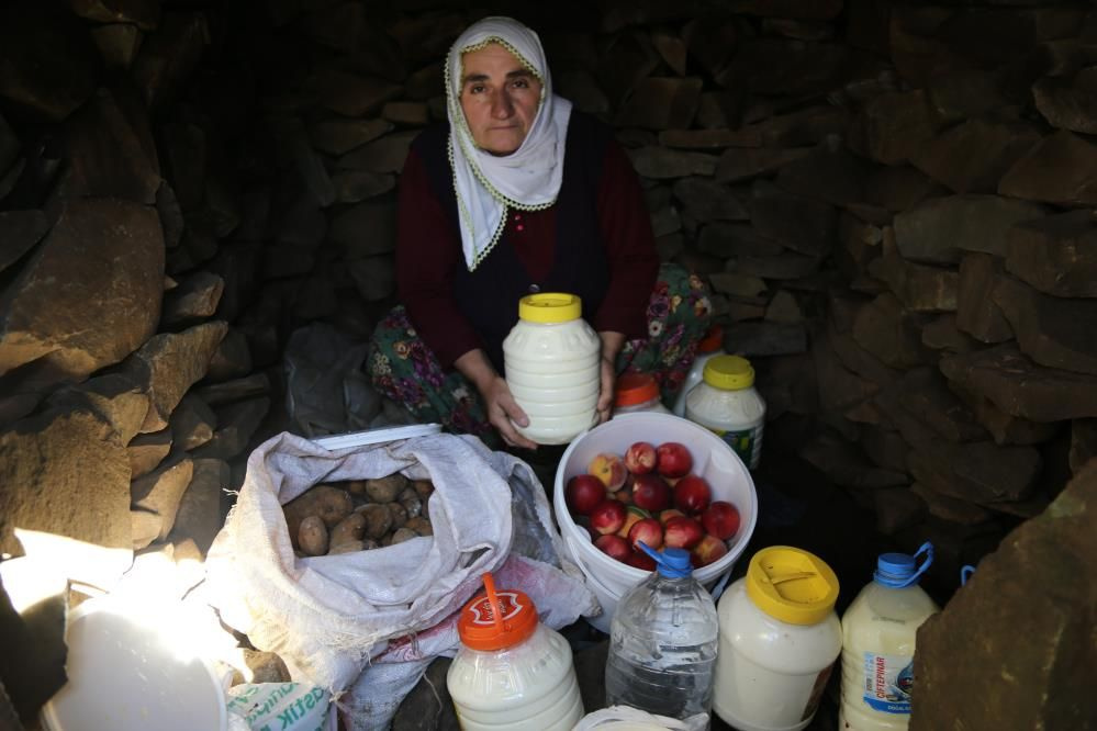 Buraya giren bir daha çıkmak istemiyor Artvin'deki köylülerin doğal buzdolabı çok ilginç