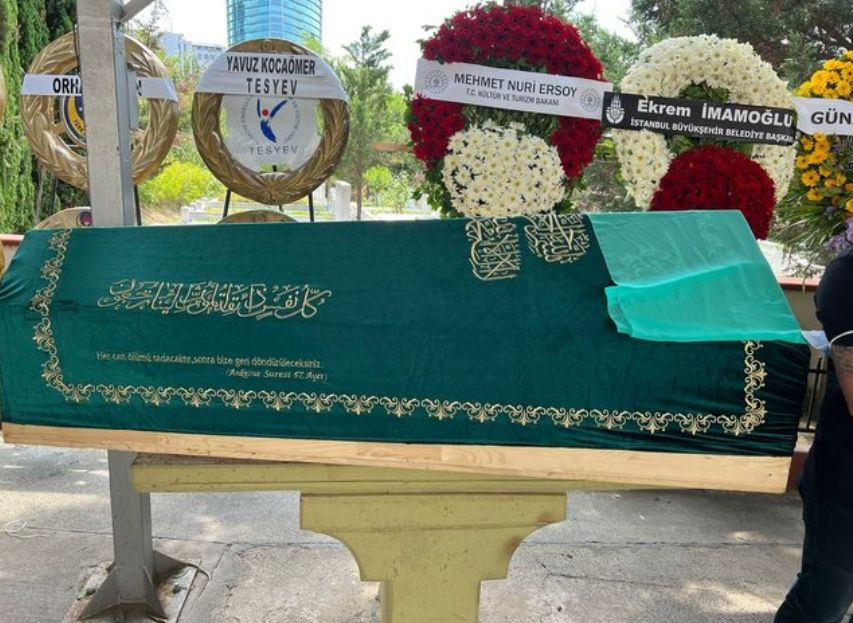 Ebru Gündeş, annesi Müjgan Bilgin'in cenazesinde zor anlar yaşadı, ayakta durmakta güçlük çekti!