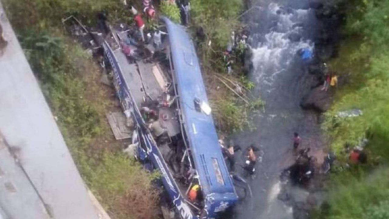 Yolcu otobüsü 40 metre yükseklikten nehre düştü: Çok sayıda ölü var