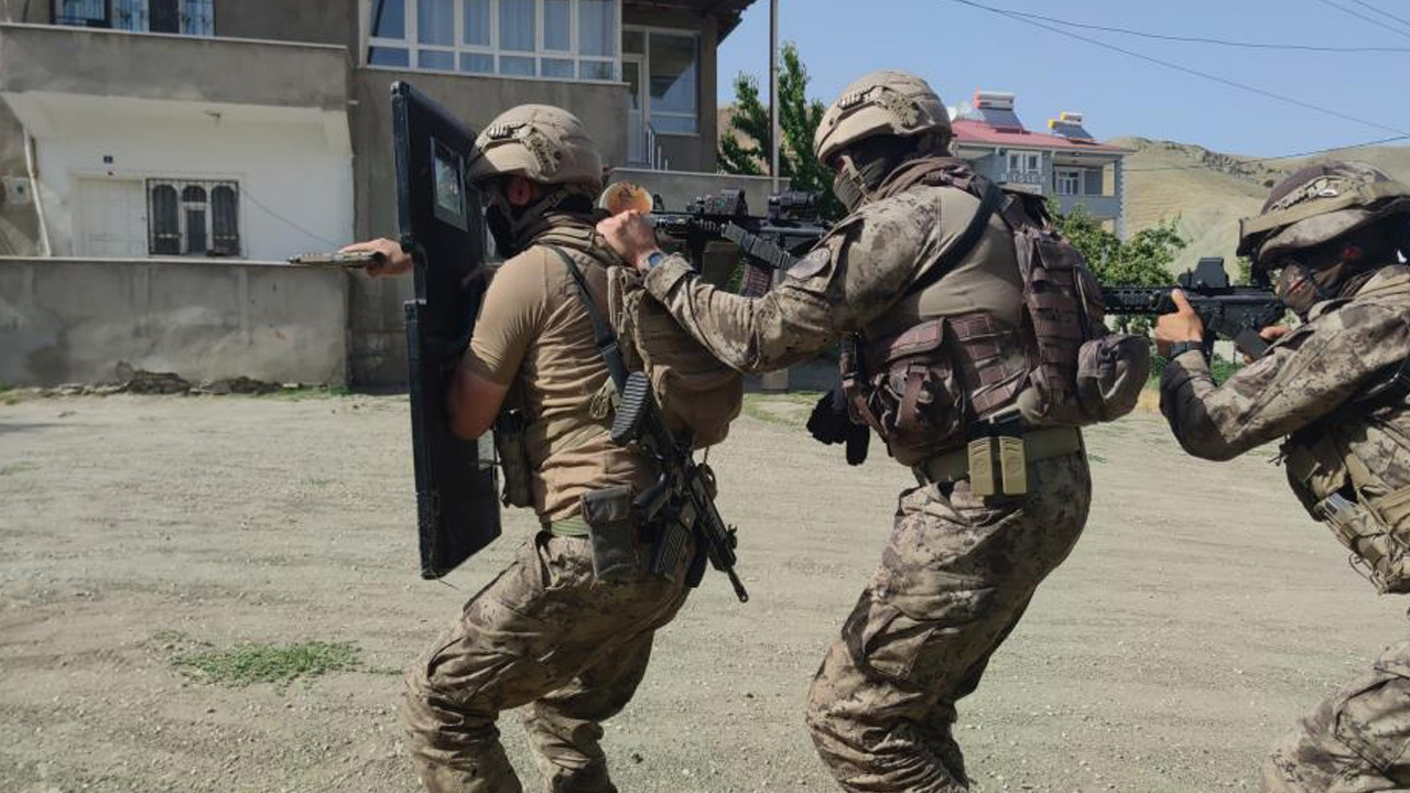 Ekipler baskın yaptı saniye saniye o anlar! Hepsi kiralanan ahırdan çıktı