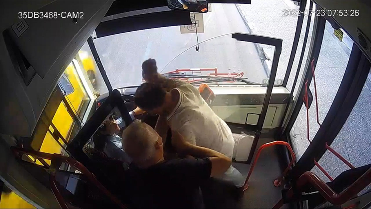 İzmir'de kadın belediye otobüsü şoförüne saldırı kamerada! Nedeni 'çüş artık' dedirtti