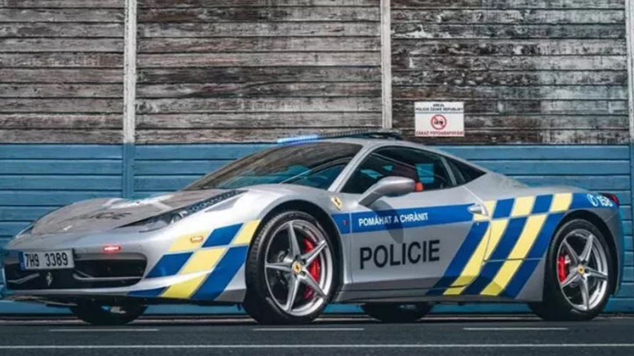 İlginç eylem! Son model Ferrari'ye el koyup polis aracı yaptılar