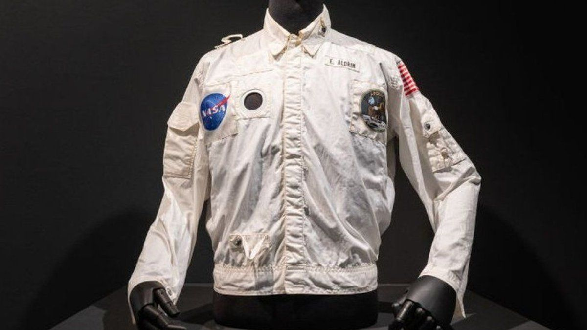 Aya ayak basan ikinci astronotun ceketi rekor fiyata satıldı