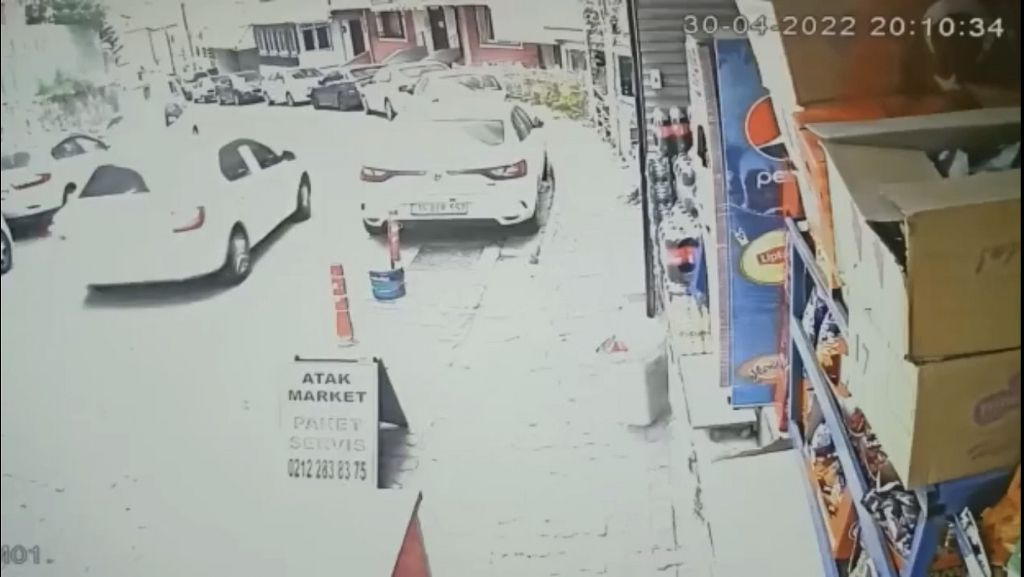 İstanbul'da dehşet! Hızlı araç kullandığı için uyarılınca baba ve oğluna silah çekti