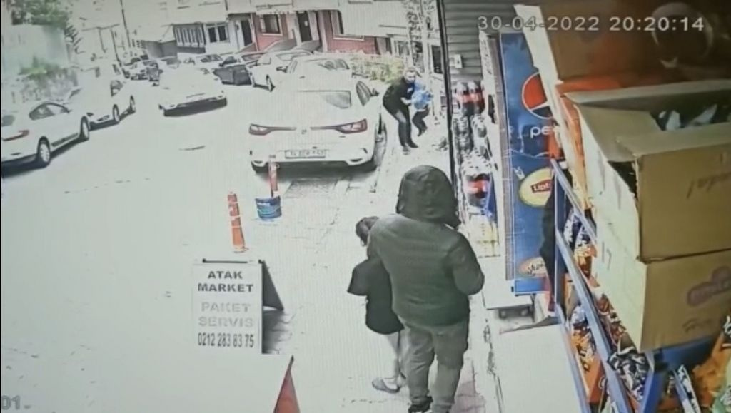 İstanbul'da dehşet! Hızlı araç kullandığı için uyarılınca baba ve oğluna silah çekti