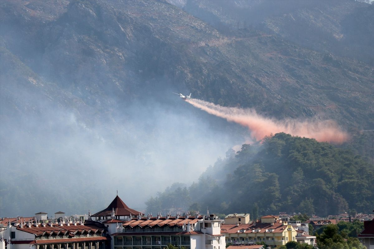 Marmaris'te yerleşim yerlerine ulaşan yangından görüntüler! Alevler oteli böyle sardı...