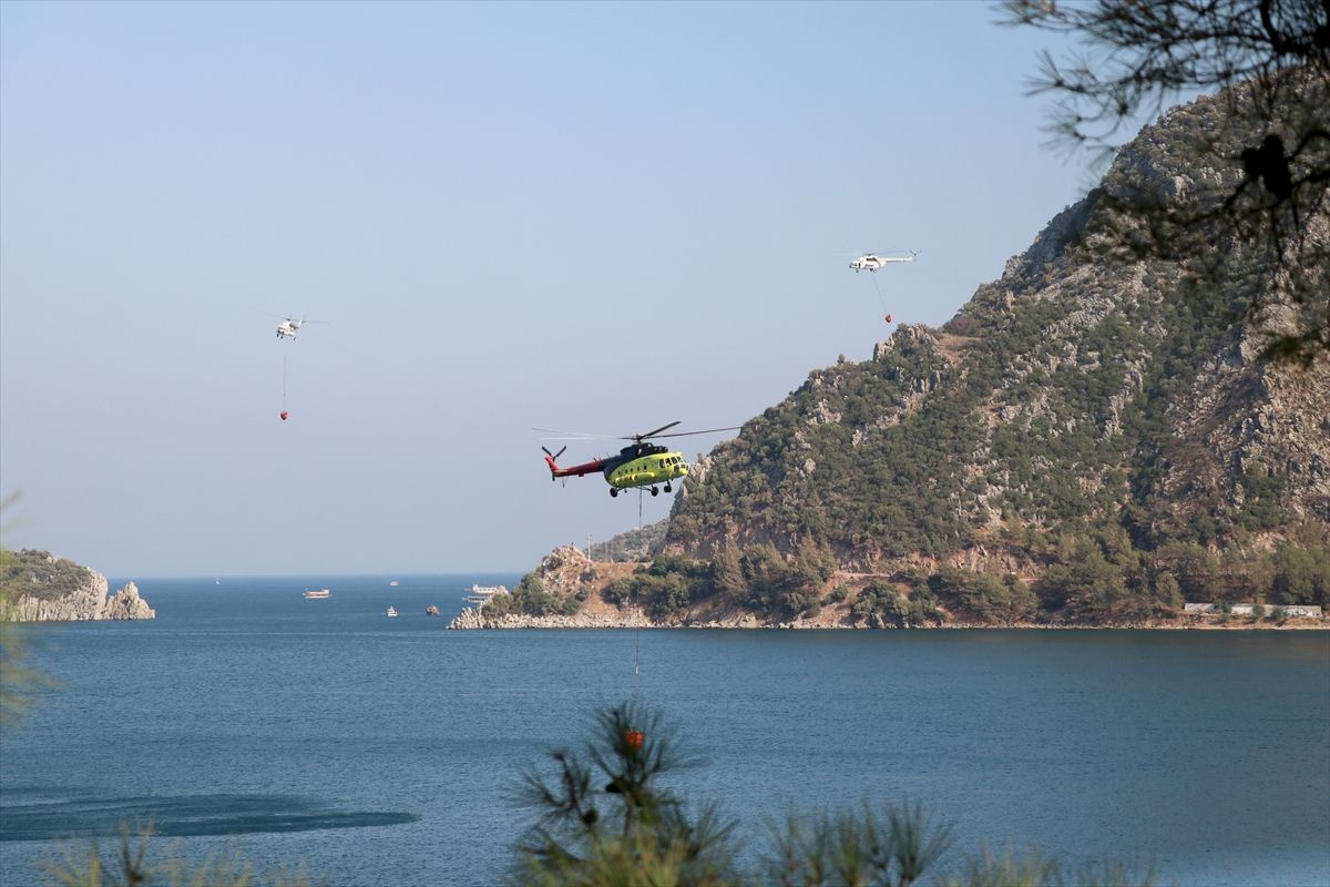 Marmaris'te yerleşim yerlerine ulaşan yangından görüntüler! Alevler oteli böyle sardı...