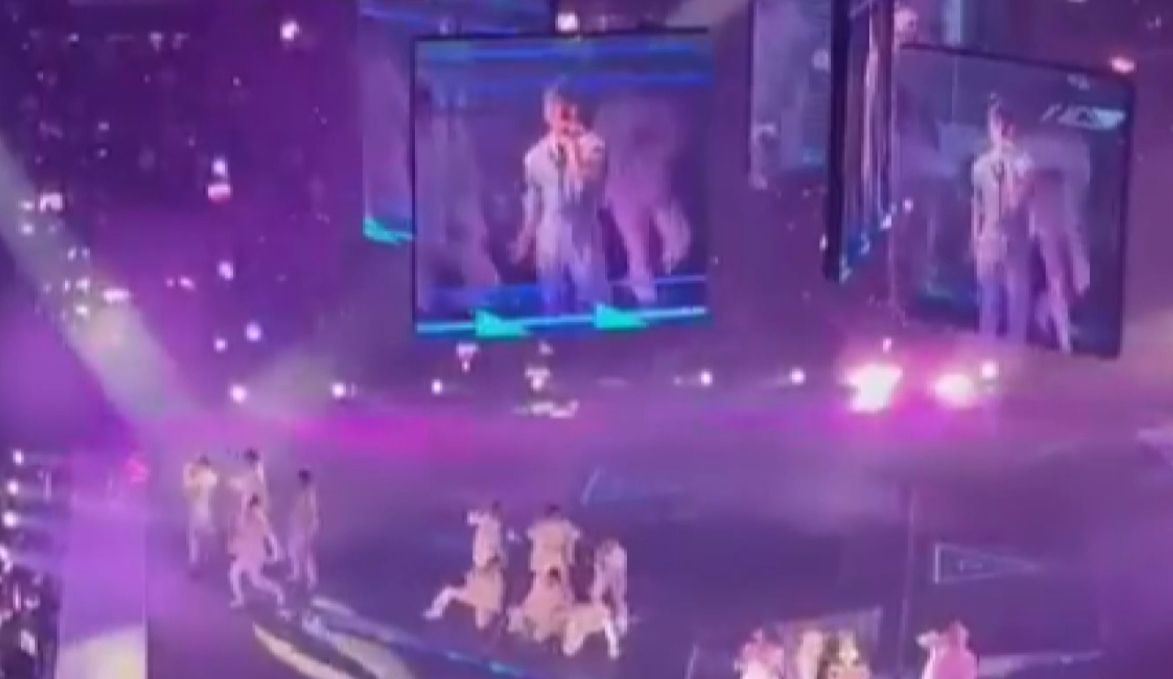 Korkunç görüntü! Konser alanındaki dev ekran dansçıların üzerine düştü!