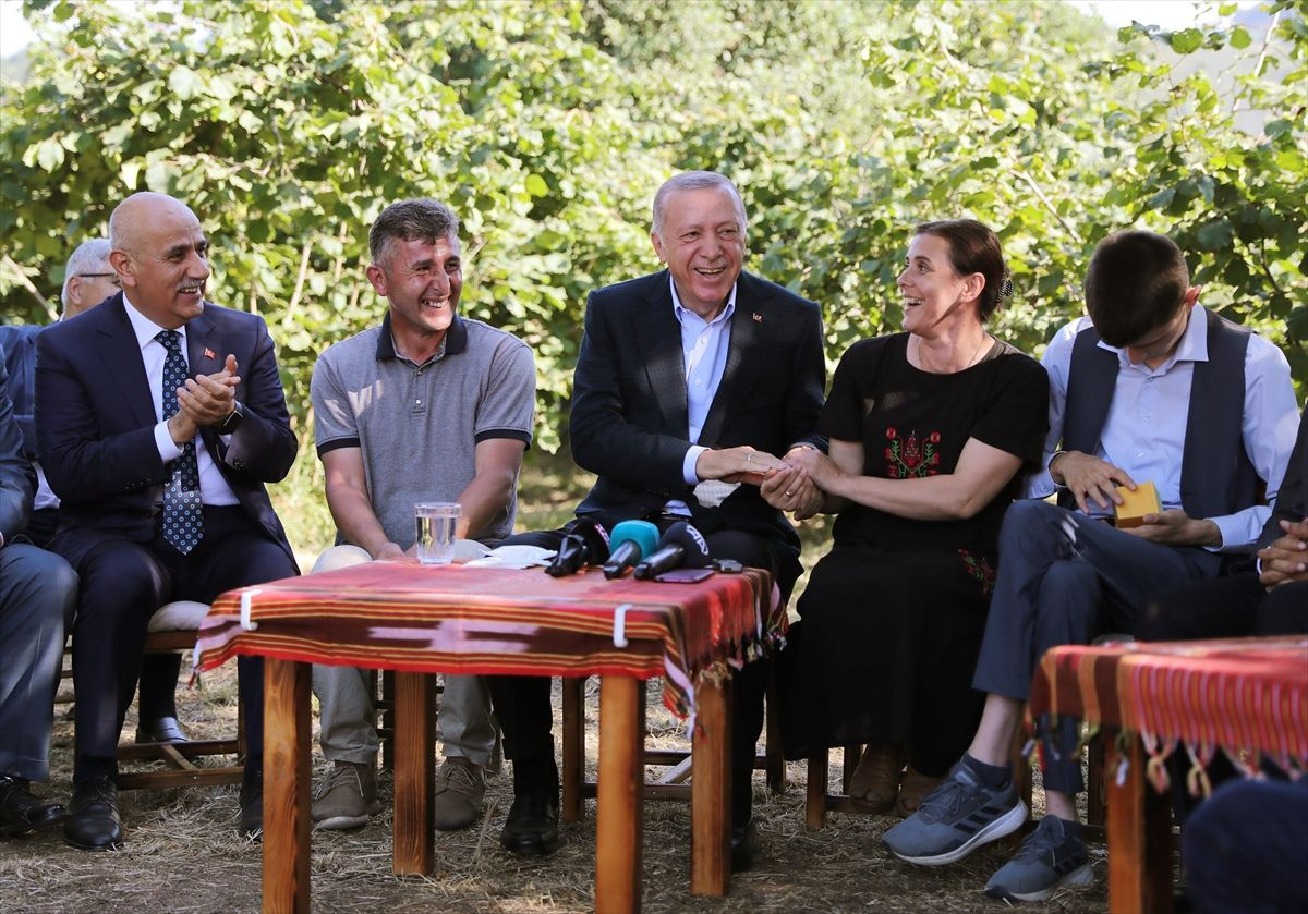 Cumhurbaşkanı Erdoğan fındık bahçesine girdi Karadeniz fındık fiyatlarını bekliyor