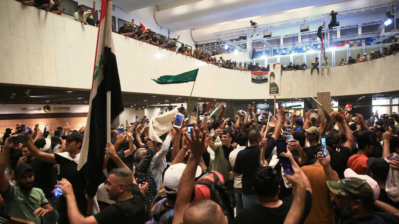 Şii lider Mukteda Es Sadr'ın destekçileri yeşil bölgeye girdi Bağdat Meclisi'ni bastı