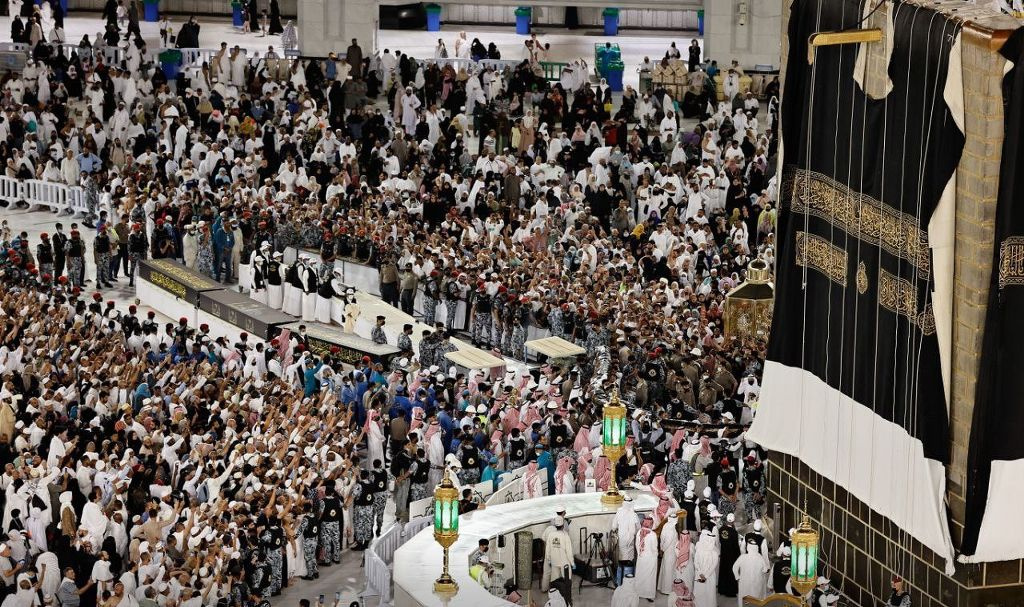 Kabe'nin örtüsü meraklı bakışlar arasında yenilendi