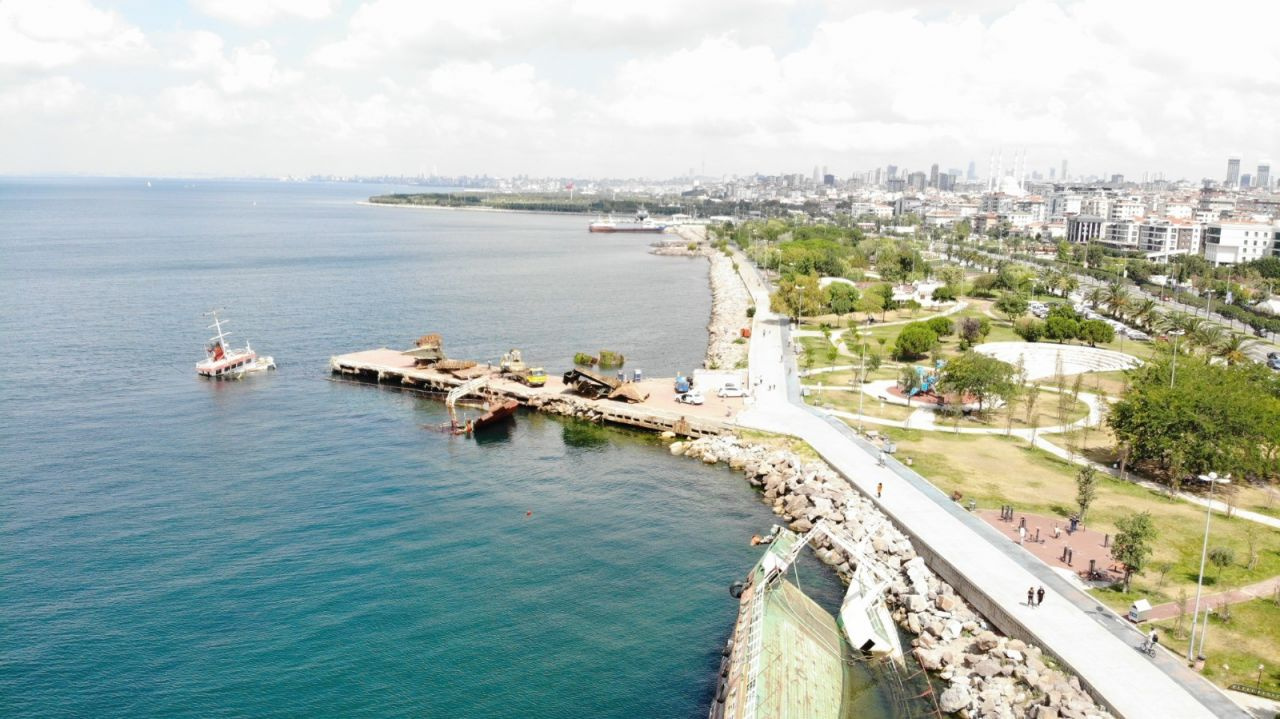 Lodosta batmıştı! 45 gündür sürüyor Maltepe Sahili'nde batan geminin parçaları karaya çıkartıldı