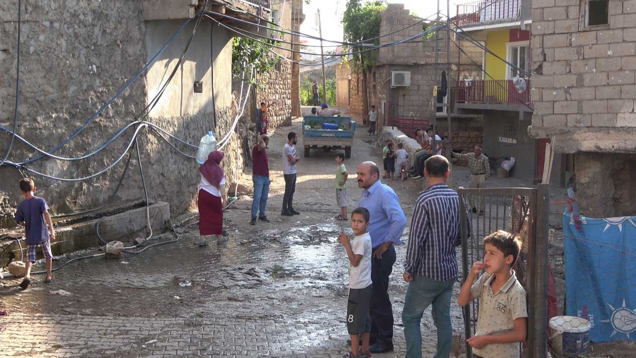 Köy halkı iki haftadır geceleri yer altından gelen seslerden tedirgin! Korkudan uyuyamayan halk nöbet tutuyor