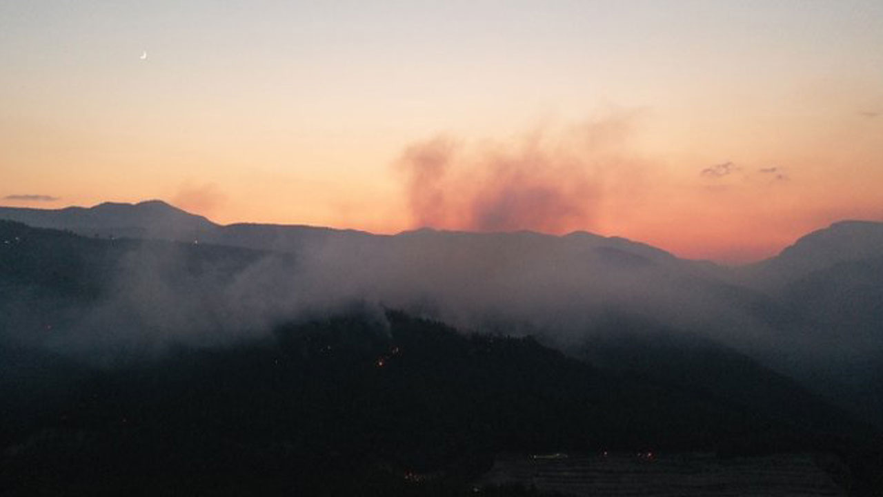 Burdur'daki orman yangınına gece görüşlü helikopterlerle müdahale ediliyor