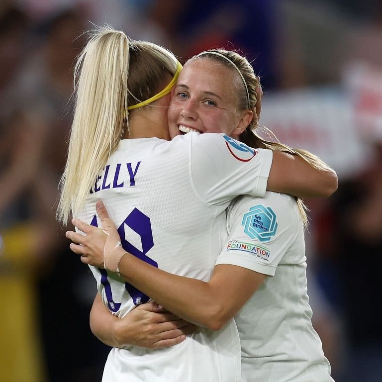 Kadın futbolcu Chloe Kelly gol sonrası formasını çıkarınca...