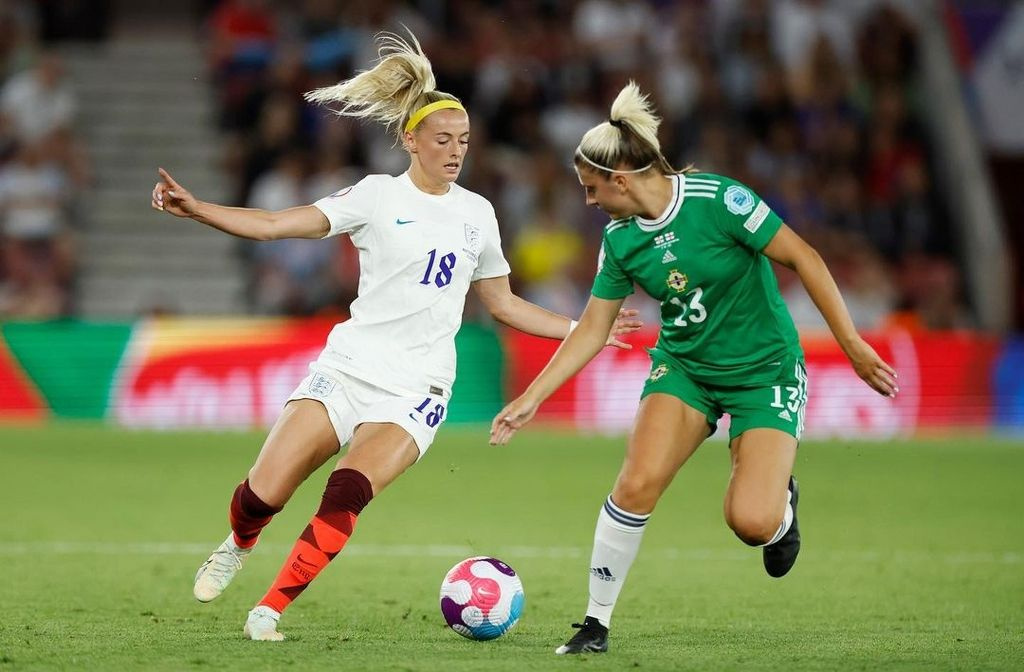 Kadın futbolcu Chloe Kelly gol sonrası formasını çıkarınca...