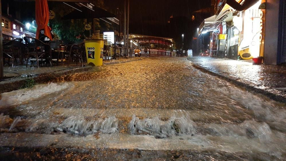 Edirne'yi yaz ortasında sel vurdu: Ev ve iş yerlerini su bastı, yollar göle döndü