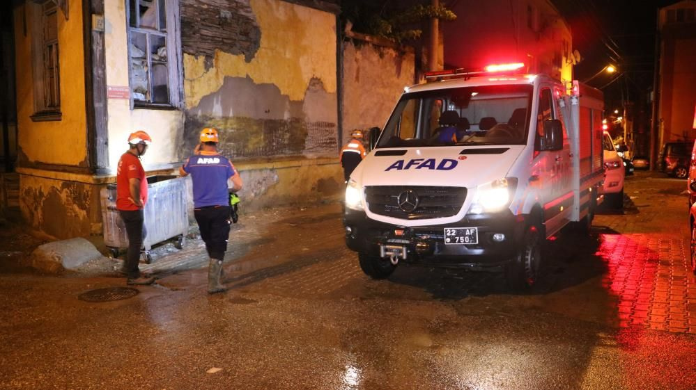 Edirne'yi yaz ortasında sel vurdu: Ev ve iş yerlerini su bastı, yollar göle döndü