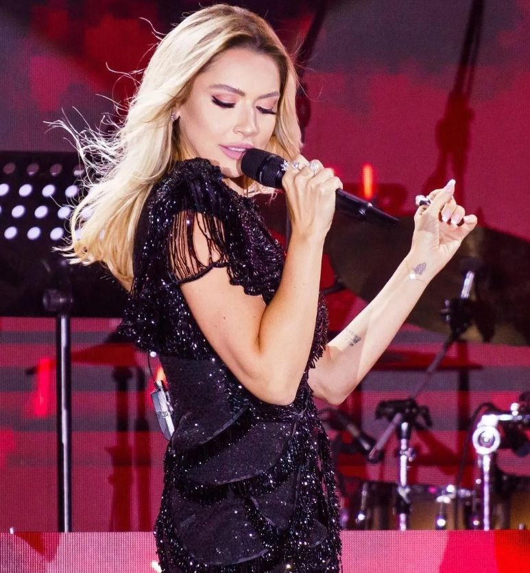 Hadise yine ortalığı salladı Mini elbisesi gündem oldu!