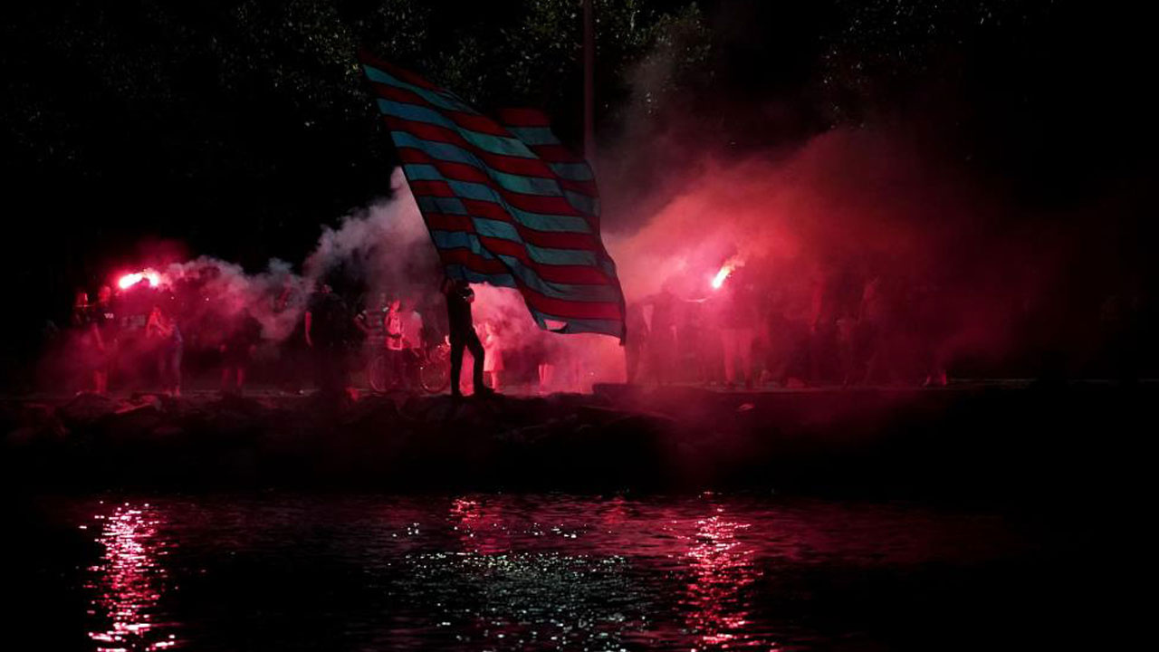 İstanbul'da muhteşem gece! Trabzonsporlu taraftarlar meşalelerle geceyi aydınlattı