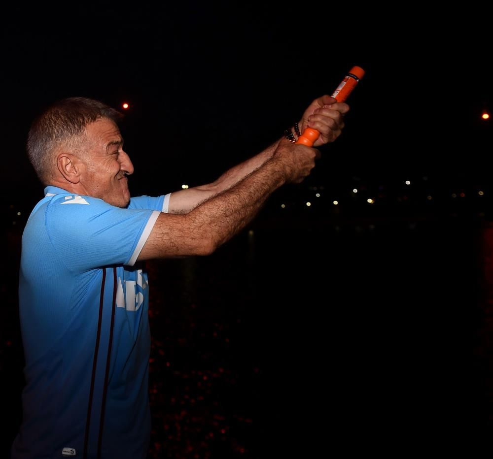 İstanbul'da muhteşem gece! Trabzonsporlu taraftarlar meşalelerle geceyi aydınlattı