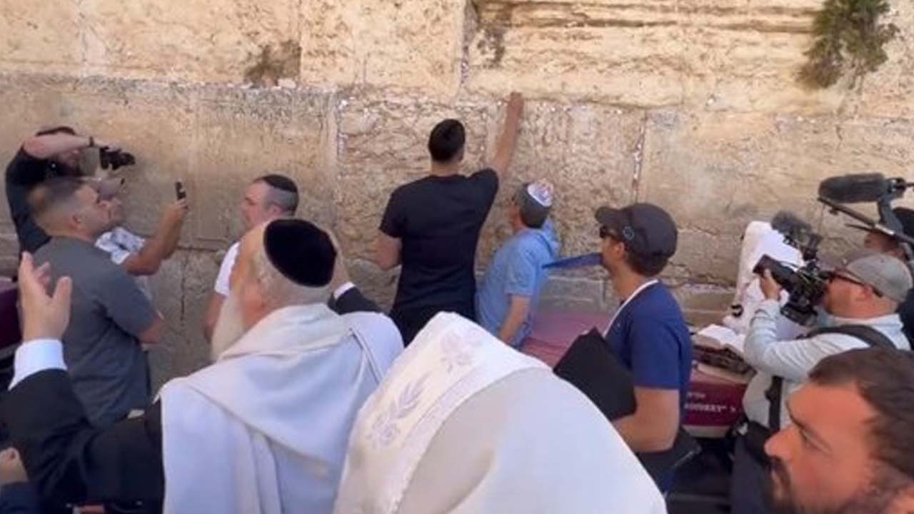 FETÖ'cü Enes Kanter Yahudilerle birlikte Ağlama Duvarı'nda!