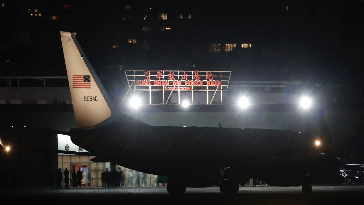ABD uçağı Tayvan'a indi! Çin jetleri havalandı