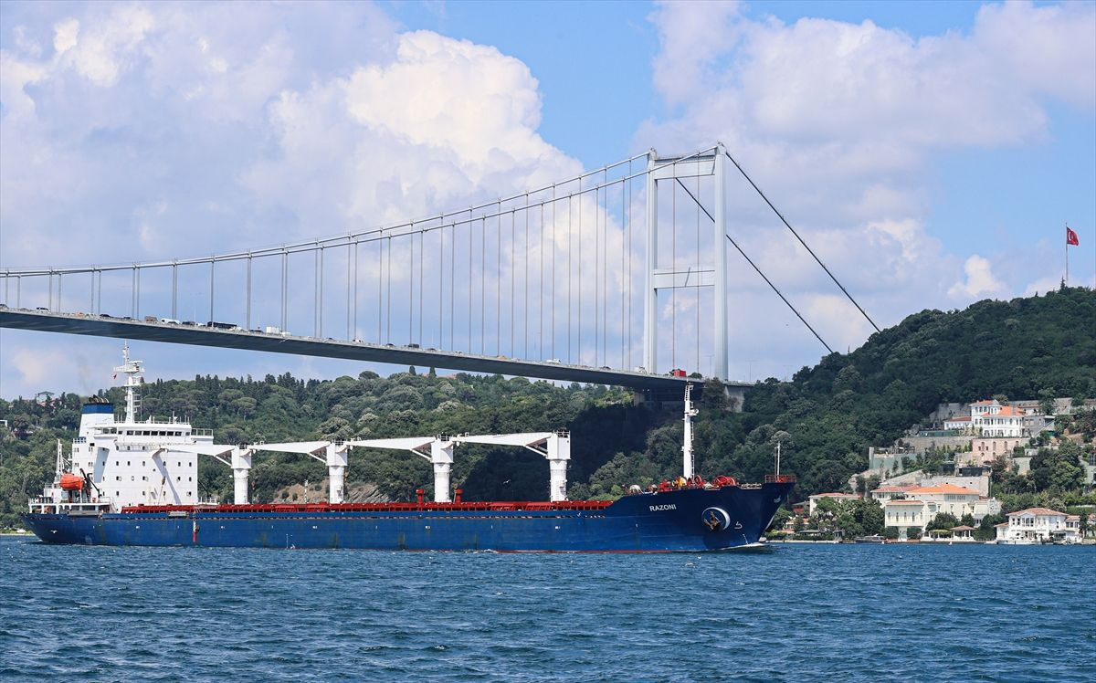 'Razoni' ve Yavuz Sultan Selim Köprüsü bir arada; tahıl gemisi İstanbul Boğazı'ndan geçti