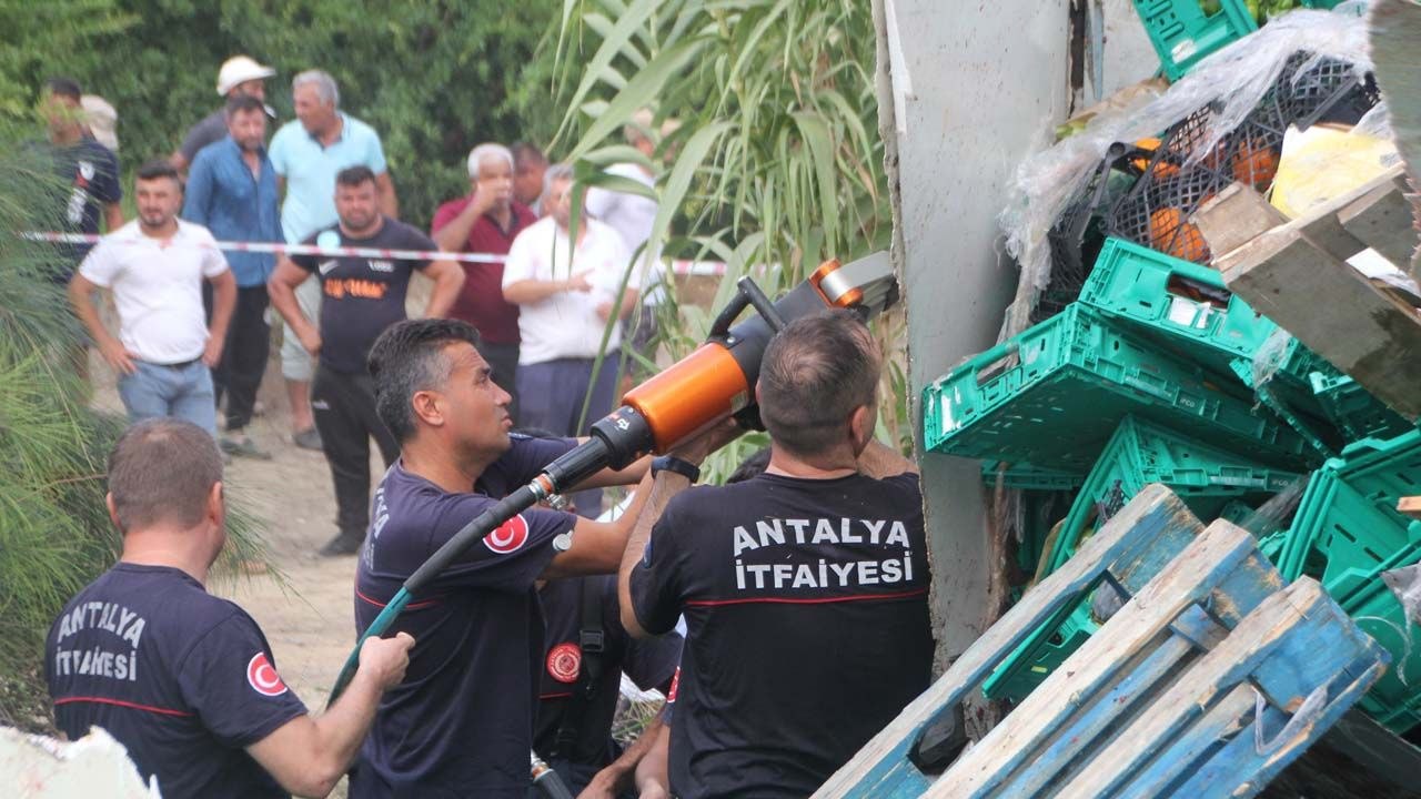 Antalya'da tur otobüsü ile kamyonet çarpıştı! Ölü ve yaralılar var