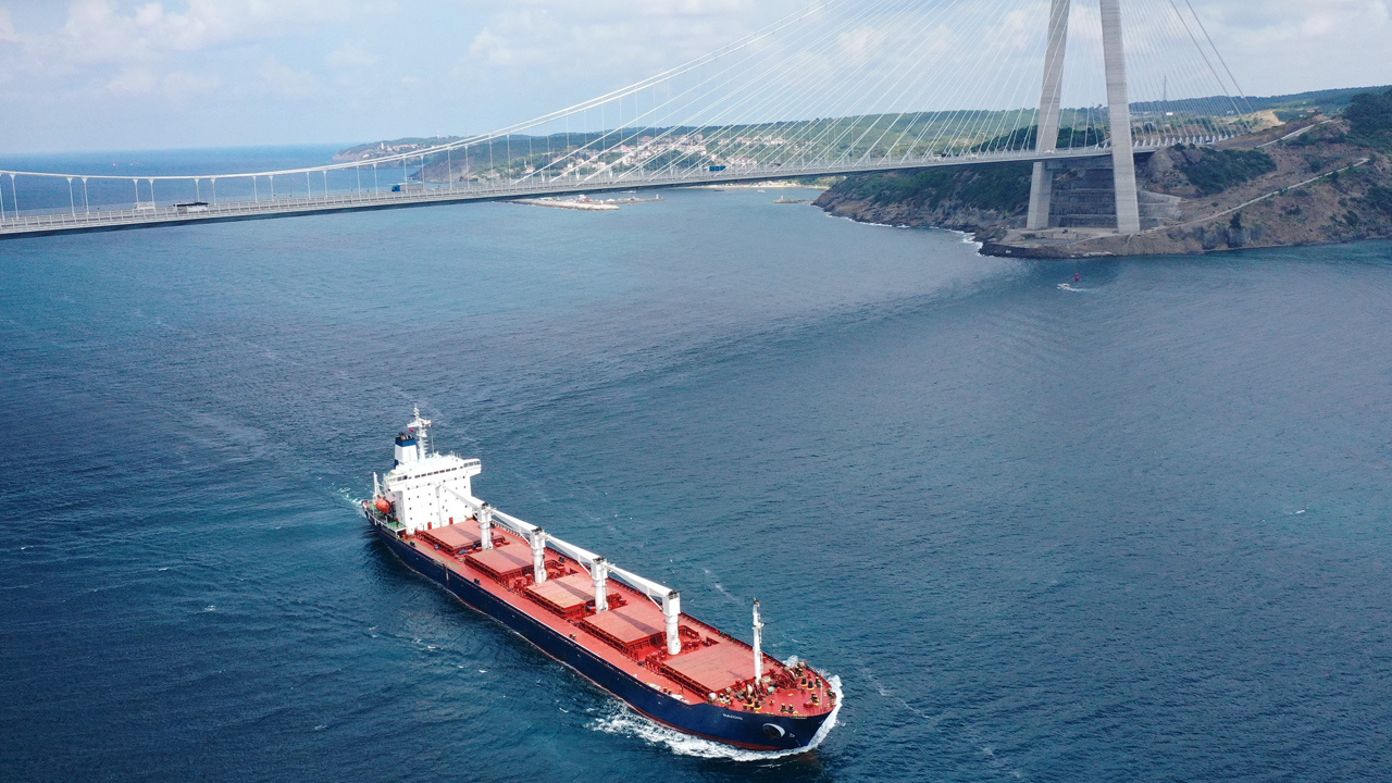 Razoni isimli tahıl yüklü gemi İstanbul'dan geçti Türkiye'nin de beklediği gemiler gelecek