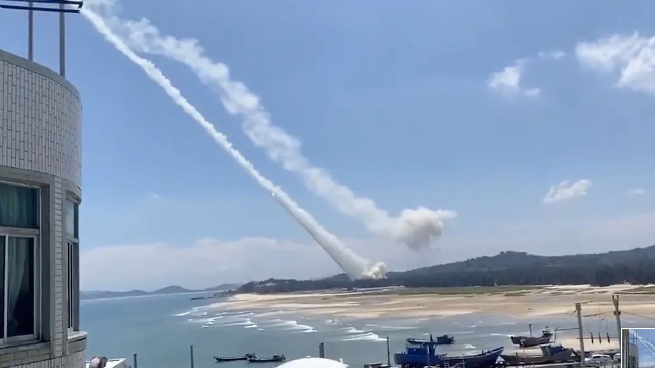 Çin'in fırlattığı güdümlü füzeler Tayvan yakınlarına düştü