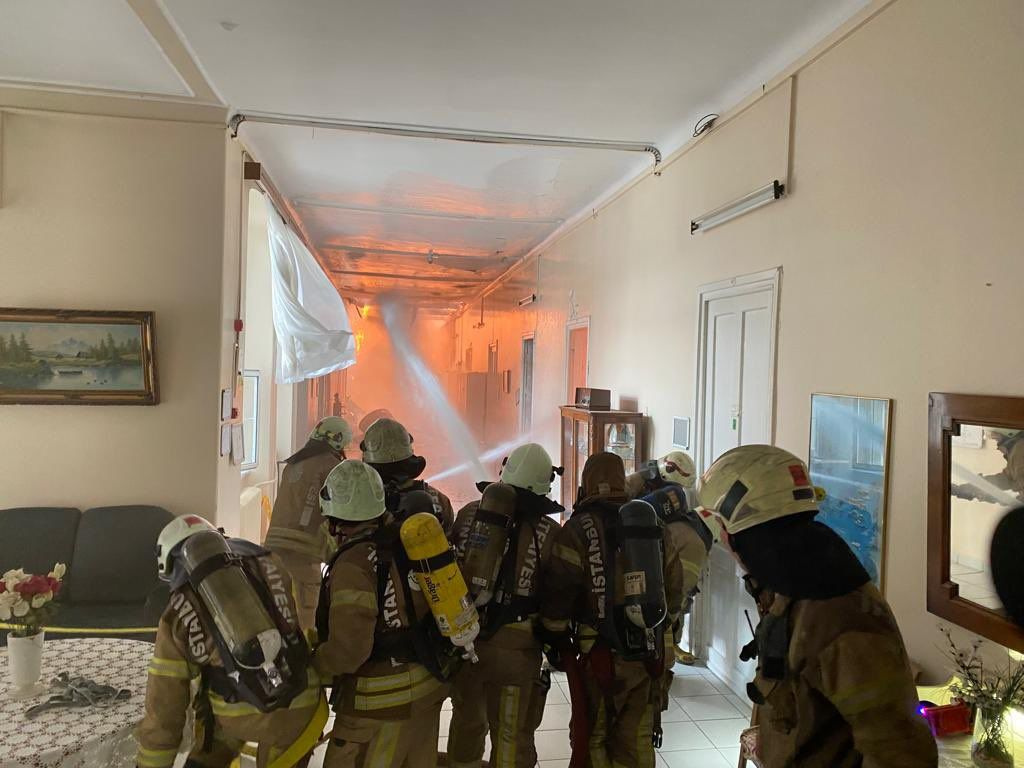 Ekrem İmamoğlu Balıklı Rum Hastanesi yangının içinden fotoğraflar paylaştı