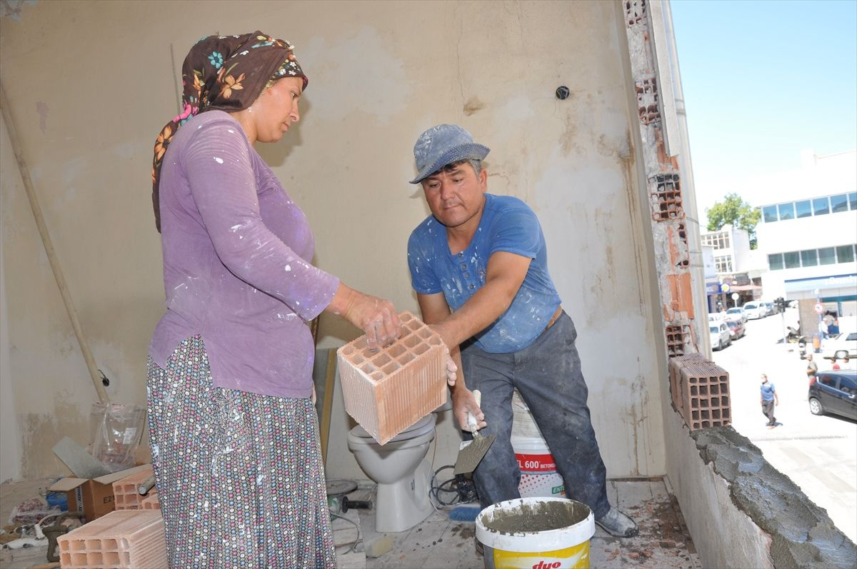 Mersin'de karısı ile birlikte inşaatta çalışıyor kendisi usta eşi kalfa