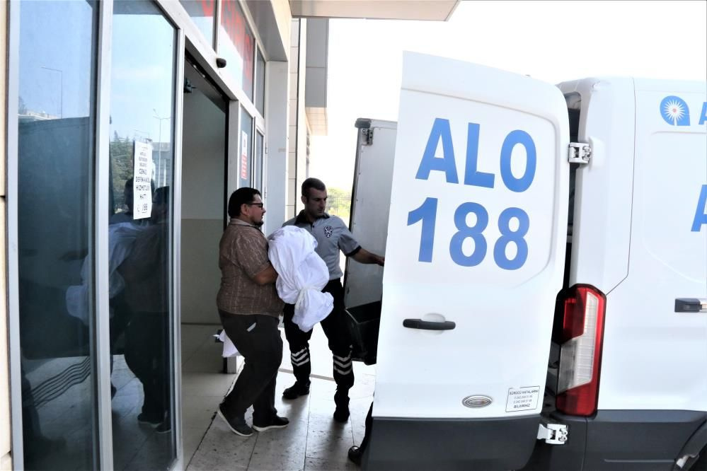 Amcanın zor anları boğazları düğümledi minik Mehmet'in cansız bedenini böyle taşıdı